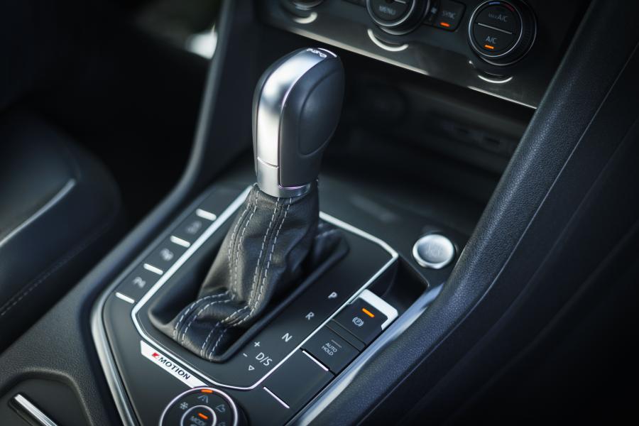 Детали интерьера Volkswagen Tiguan Allspace R-Line 2018 года  (UK) (фото 25 из 40)